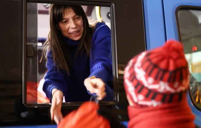 В благотворительности задействованы 64% всех женщин