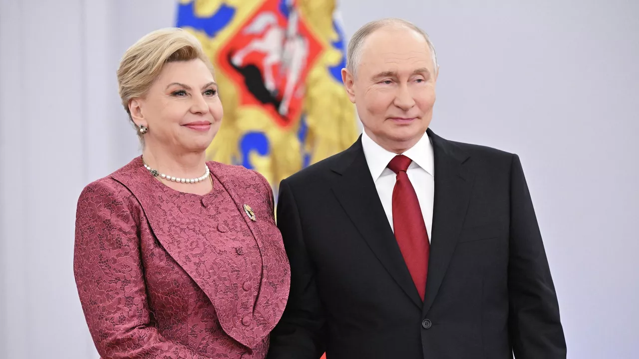 Путин вручил Москальковой госпремию за правозащитную деятельность Путин вручил Москальковой госпремию за правозащитную деятельность