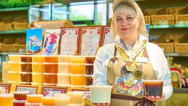 Участница московской ярмарки отправляет бойцам СВО продукцию собственной пасеки