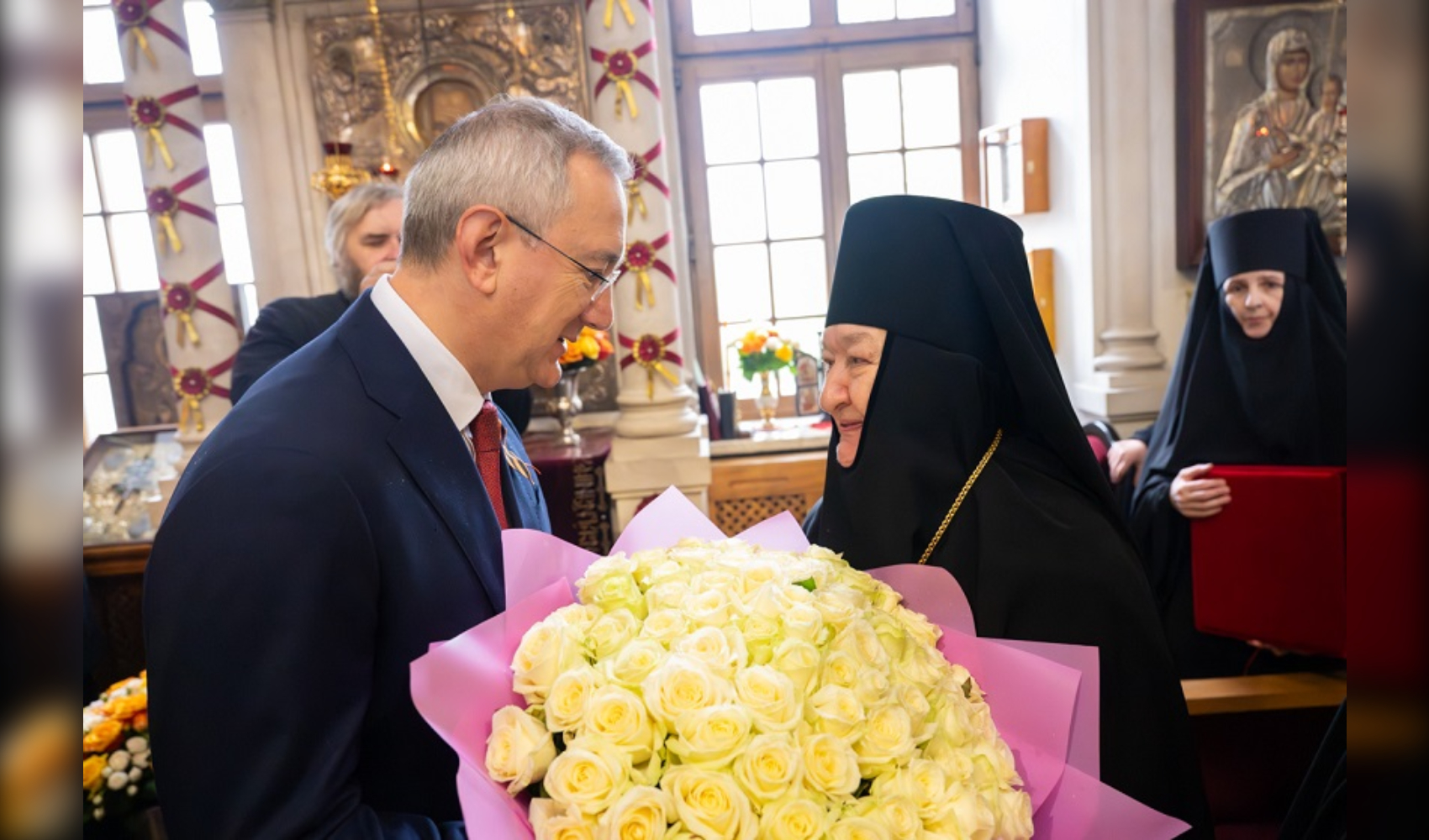 Владислав Шапша поздравил с юбилеем настоятельницу Свято-Никольского Черноостровского женского монастыря игумению Николаю