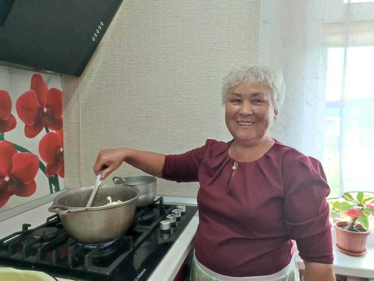Волонтер из Лениногорска готовит чак-чак для участников СВО Волонтер из Лениногорска готовит чак-чак для участников СВО