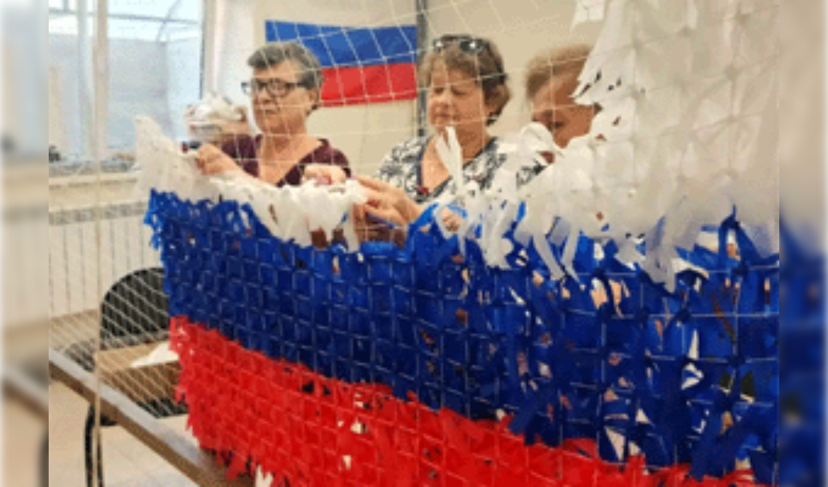 Томские волонтеры сплели российский флаг из материала для масксетей Томские волонтеры сплели российский флаг из материала для масксетей