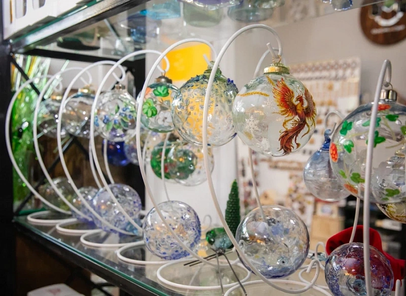 Настоящие шедевры из стеклянных бутылок создают в Сургутском районе