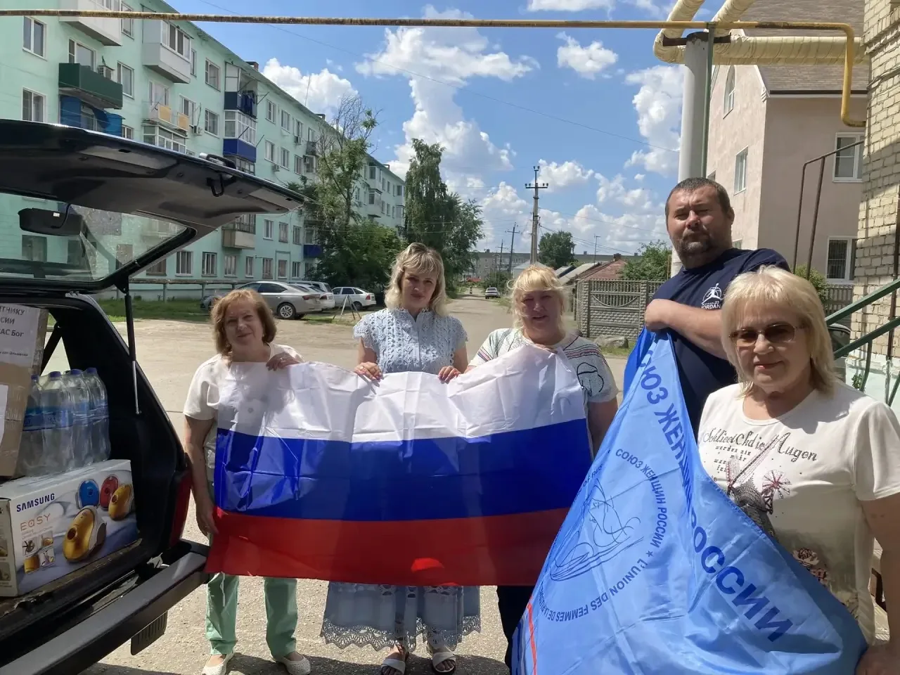 Накануне Дня России активистки женсовета Калининского района собрали очередной гуманитарный груз Накануне Дня России активистки женсовета Калининского района собрали очередной гуманитарный груз