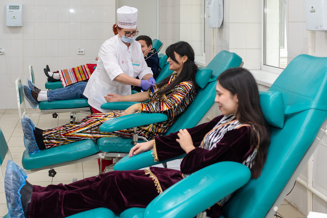 В Курской области вручили награды почетным донорам России