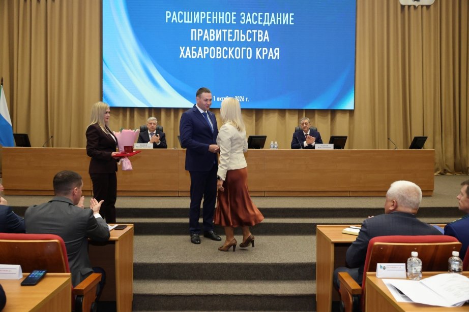 Заслуженное признание: Дмитрий Демешин вручил награды трем женщинам-медикам