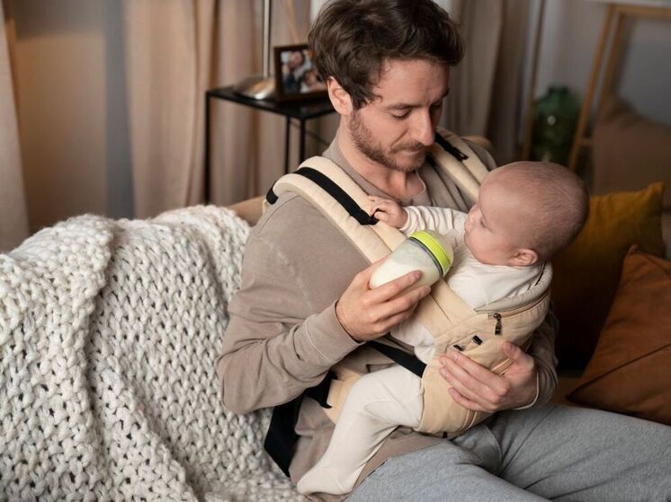 Декрет — мужское дело: почему современные российские семьи все чаще оставляют дома с новорожденными отцов