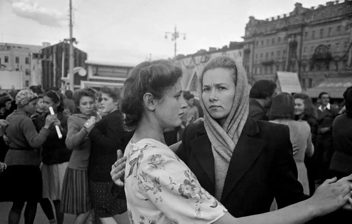 Как слово «девушка» стало универсальным обращением