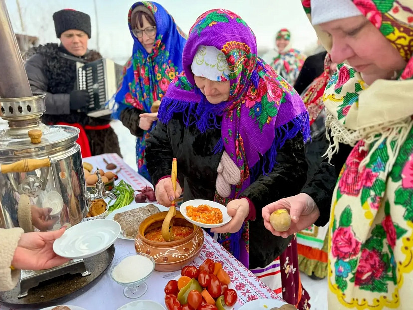Саратовцы варили кашу и пели под гармонь около единственной деревянной мельницы