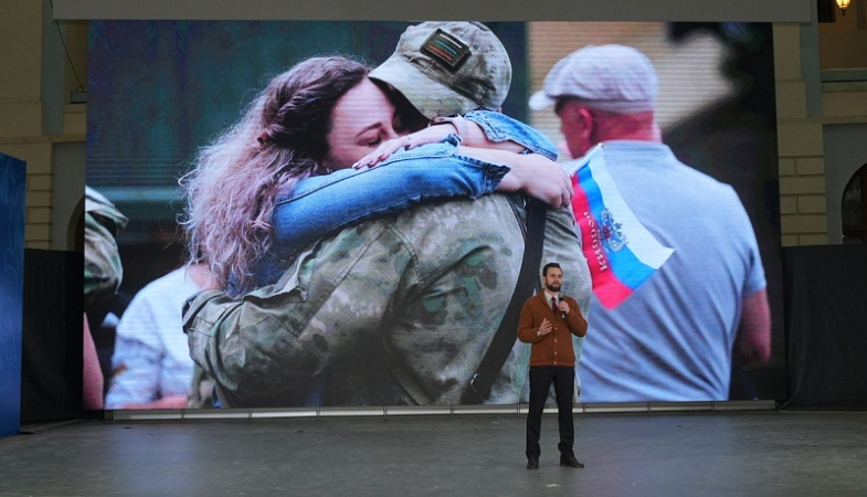 Бойцы СВО поблагодарили женщин за поддержку, исполнив написанные на фронте песни