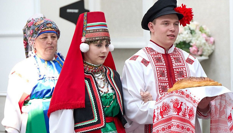 Проводы невесты, песни, танцы и огромный пирог: в Южно-Сахалинске воссоздали мордовский свадебный обряд