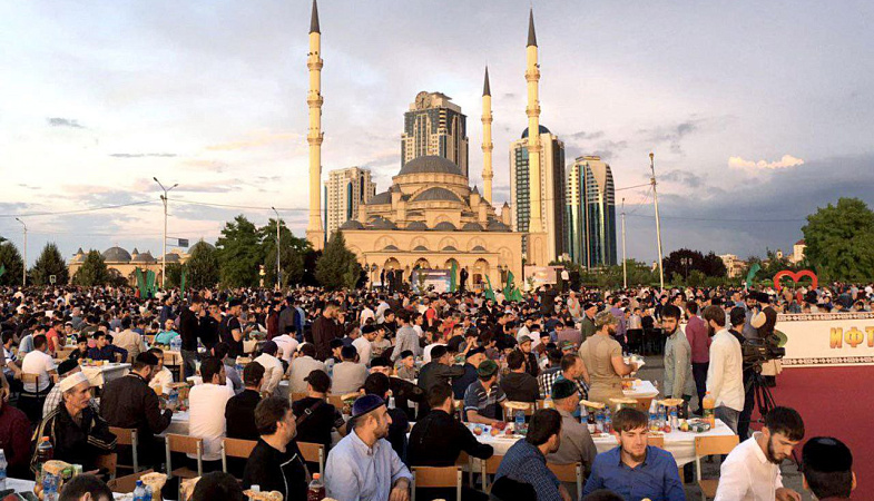 От Рамадана до Ураза-байрама: традиции, милосердие и праздничный стол в чеченских семьях