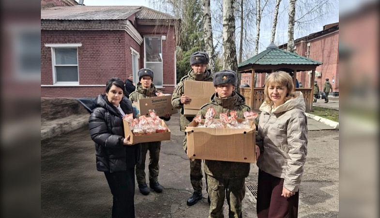 Куличи в госпиталь доставила руководитель Первомайского отделения Союза женщин России