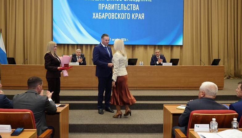 Заслуженное признание: Дмитрий Демешин вручил награды трем женщинам-медикам