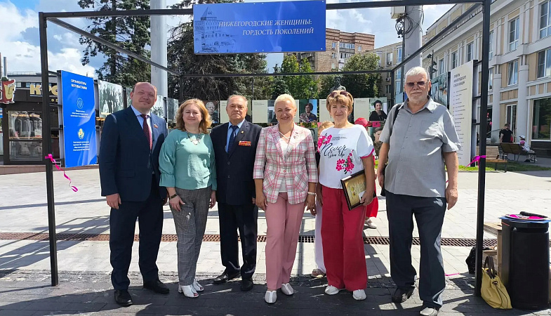 На Большой Покровской открылась уличная фотовыставка о нижегородских женщинах