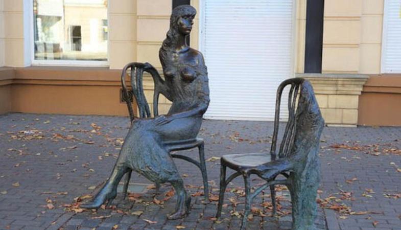 «Незнакомка» на Плехановской: тайна бронзовой девушки с пустым стулом