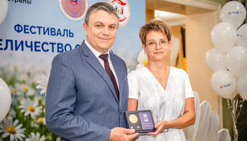 Семьи ЛНР, прожившие в браке более 25 лет, получили медали в День семьи, любви и верности