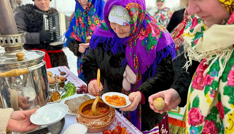Саратовцы варили кашу и пели под гармонь около единственной деревянной мельницы