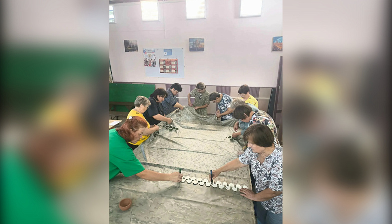 В сельском Доме культуры села Николаевка не умолкает стук ножниц и шелест ткани